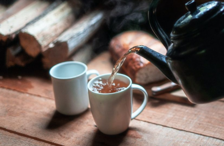 Manfaat Minum Air Putih Hangat Pagi Hari Saat Perut Kosong